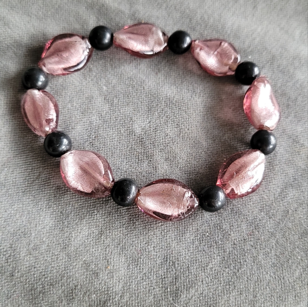 🌼2/$12 Pink and black glass bead stretch bracelet